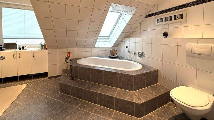 Vollbad mit separater Dusche