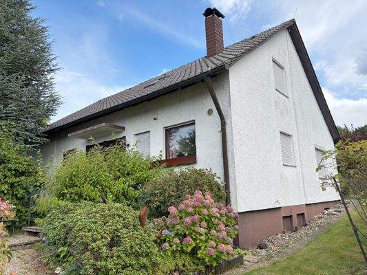 blühende Nordwest-Eingangsseite