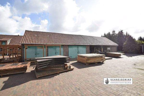 Garagenhalle mit 2 x Doppelgarage + Einzelgarage + Toilette 