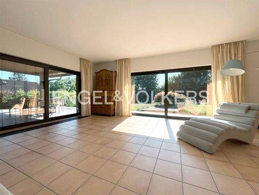 helles Wohnzimmer mit Zugang zur Terrasse