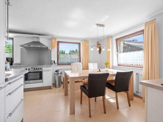 Moderner Wohn-Essbereich im Haupthaus