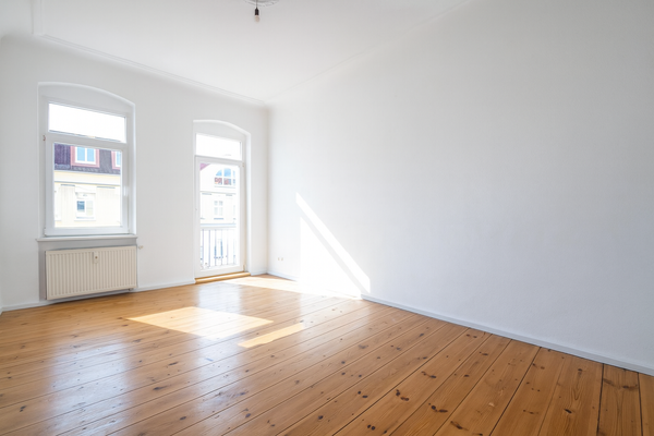 Schlafzimmer mit Zugang zum Balkon