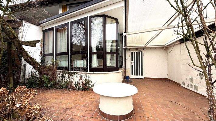 Gemütliche Terrasse mit Wintergarten