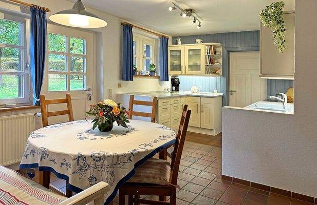 Küche mit Zugang zur Terrasse