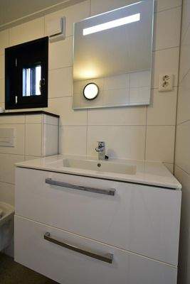 ferienimmobilie-kaufen-lakeside-resort-brielle-zwartewaal-badezimmer-2-waschtisch-2026