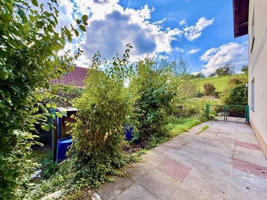 seitliche Terrasse / Garten