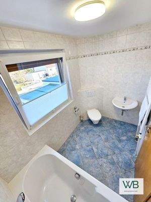 Badezimmer mit Badewanne OG