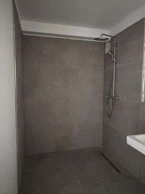 Badezimmer mit großer Dusche 