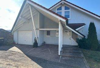 Hausansicht mit Zugang Garage und Stellplatz