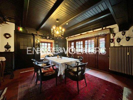 Esszimmer mit Zugang zum Wintergarten