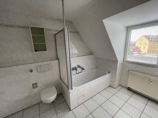 Tageslichtbad mit Wanne