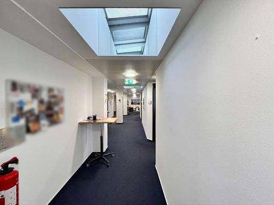 In der Mitte liegender Flur