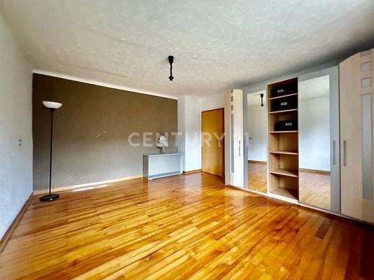 OG Zimmer 1 -  mit Blick zur Tür