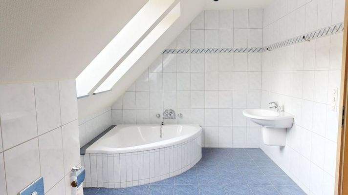 Badezimmer mit Eckbadewanne & Dusche