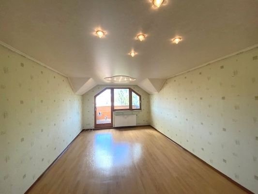 geräumiges Wohnzimmer mit Blick zum überdachten Balkon