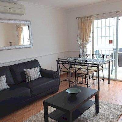 WOHNBEREICH MIT ZUGANG ZUR TERRASSE