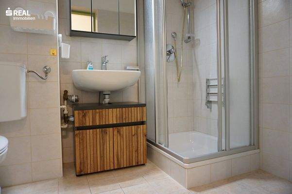 modernes Badezimmer mit Dusche und WC