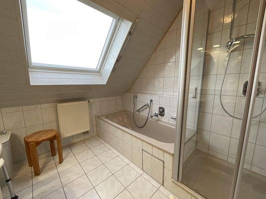 Bad mit Dusche und Badewanne