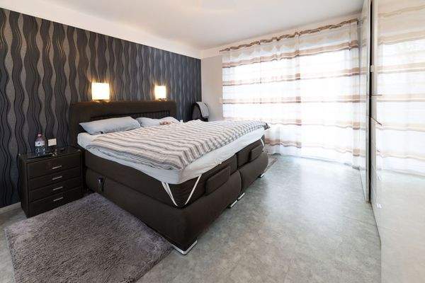 19 Elternschlafzimmer mit Balkon