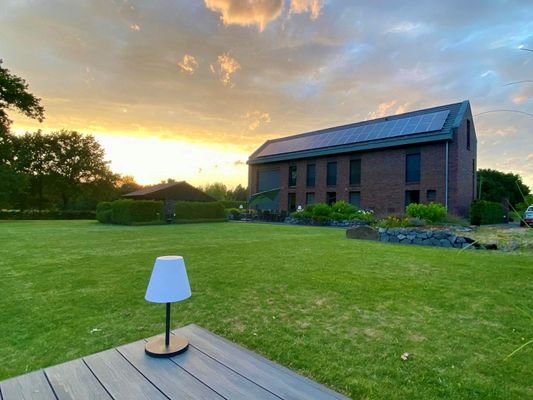 Gartenseite mit Terrasse und Gartenhaus.jpg