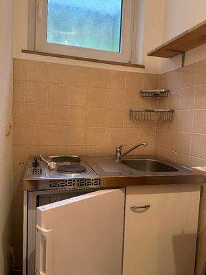 Kleine Singelküche mit Kühlschrank ist vorhanden