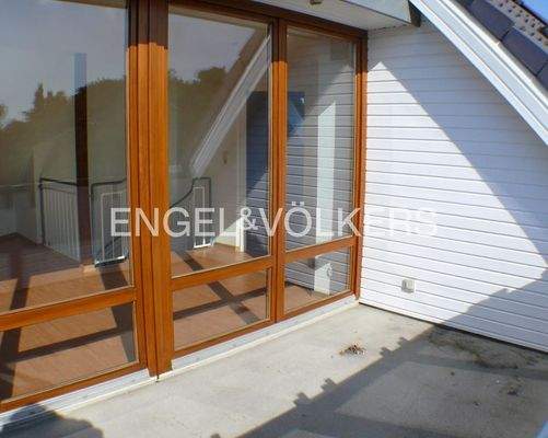 Oben - sonniger, großer Balkon