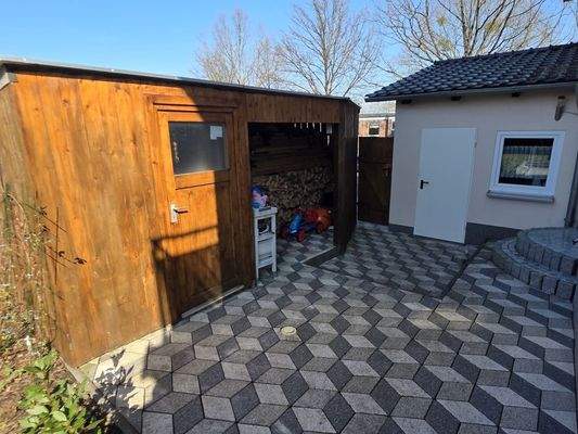 Gartenhaus und Garage v. hinten