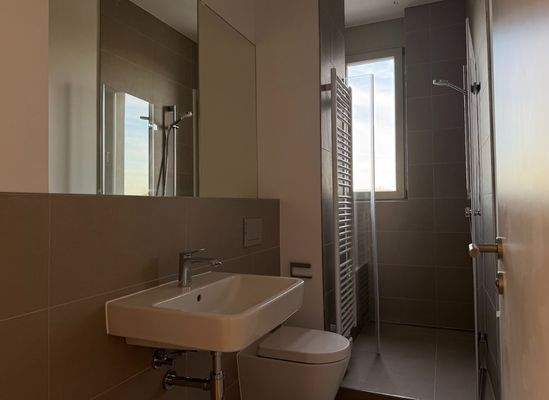 Modernes Bad mit Fenster