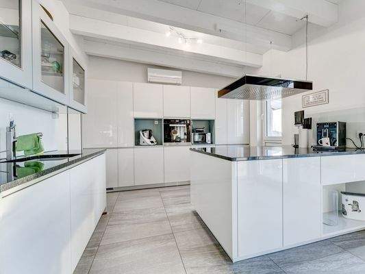 Neubau – Moderne Einbauküche mit Kochinsel