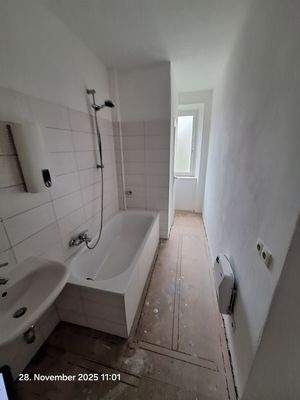 Tageslichtbad mit Wanne.jpg