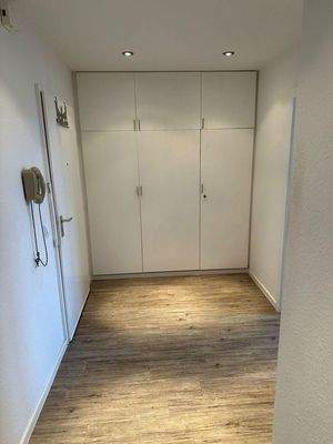 Eingang + Einbauschrank 