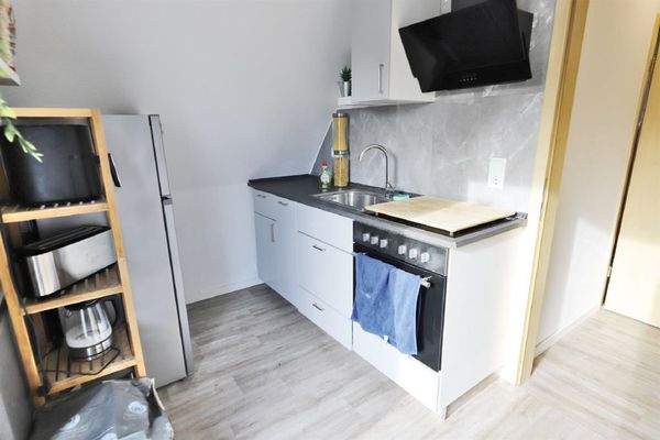 Küche mit Zugang zum Balkon (DG)