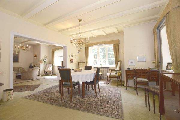 Hohe Decken und große Fenster schaffen großartiges Ambiente