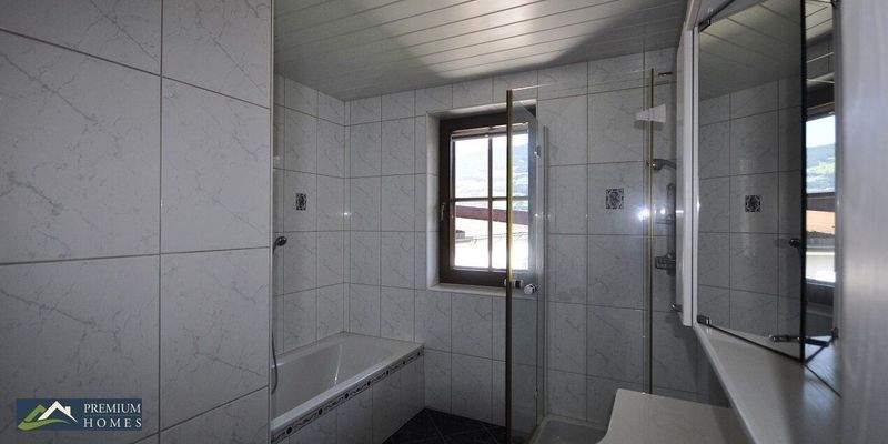 Doppelhaushälfte in Aussichtslage - Bad mit Badewanne und Dusche