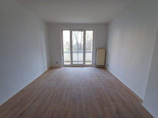 Wohnzimmer mit Balkon