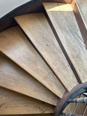 Holztreppe im Loftbüro