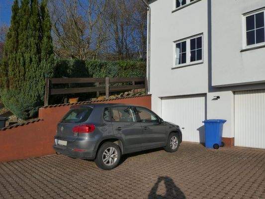 Garage und Autostellplatz