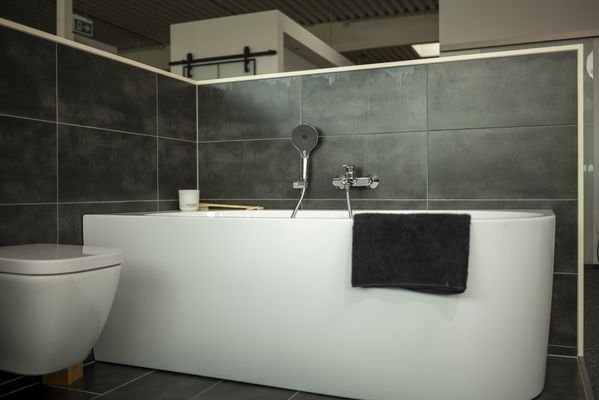 Bemusterung Badewanne, kann Sonderwünsche enthalten