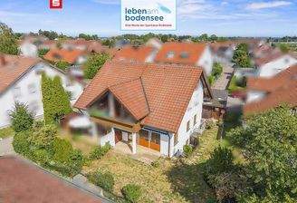 Gartenansicht von Hinten auf die Terrasse