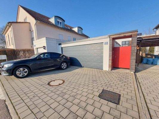 Doppelgarage mit Außenstellplätzen