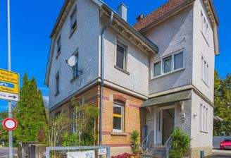 Eckgebäude in sonnigem Stadtbild