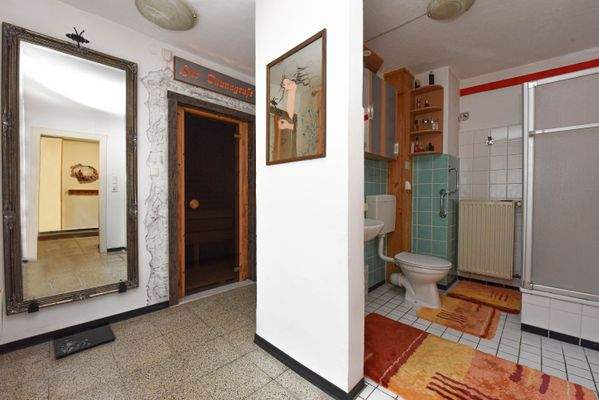 Duschbad mit Zugang zur Sauna 