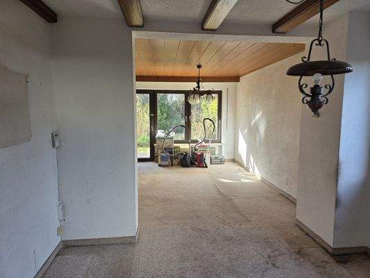 Esszimmer mit Blick ins Wohnzimmer