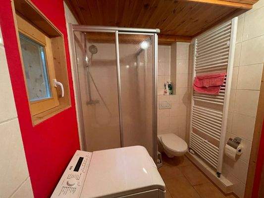 Bad mit Dusche und WC