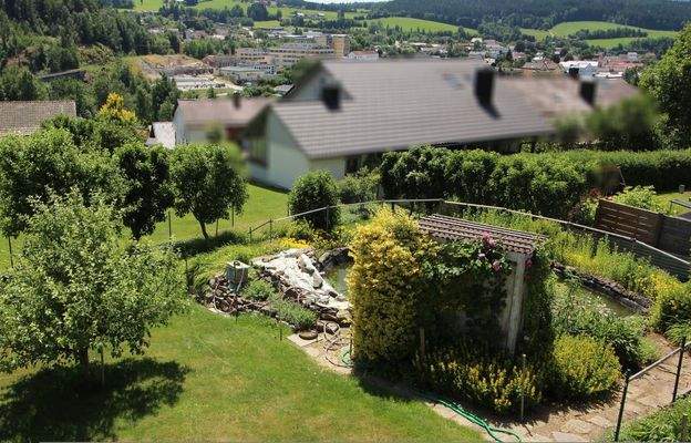 Garten / Gartenteich im Sommer