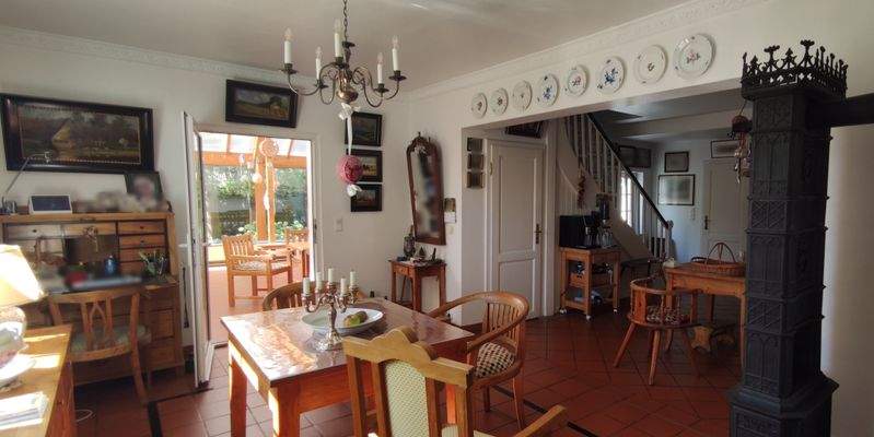 Wohnbereich eins mit Küche rechts