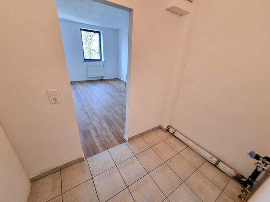 Küche mit Blick ins Wohn- und Esszimmer