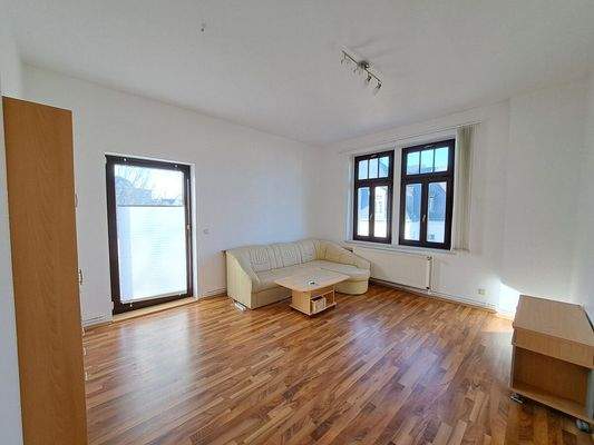 Wohnzimmer mit Zugang zum Balkon