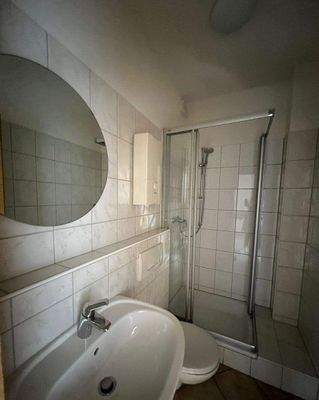 Badezimmer mit Dusche