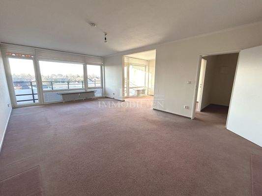 ... mit Zugang zum Balkon